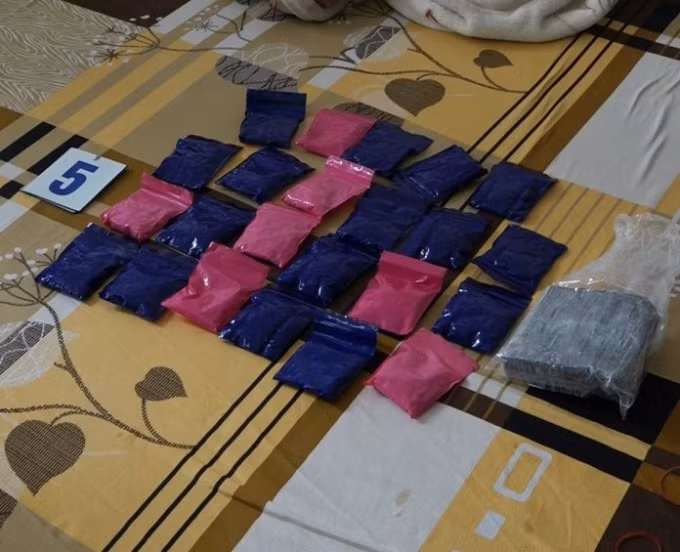 bat giu 2 doi tuong thu 5800 vien ma tuy va gan 01 banh heroin hinh 3