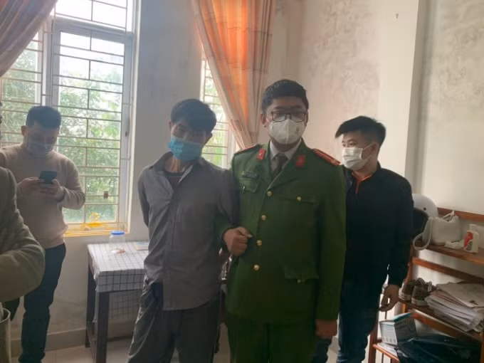 bat giu 2 doi tuong thu 5800 vien ma tuy va gan 01 banh heroin hinh 2