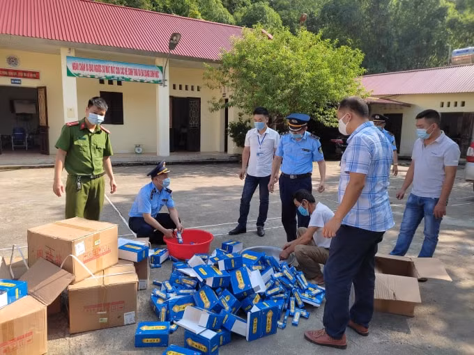 Quản lý thị trường Lạng Sơn tiêu huy 3.200 sản phẩm nhập lậu.