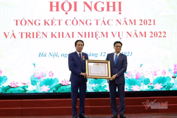trao huan chuong lao dong cho nguyen thu truong bo thong tin va truyen thong hoang vinh bao hinh 1