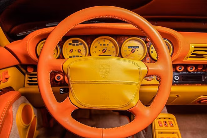 kham pha noi that cua xe co gia trieu do porsche 911 turbo s doi 1998 hinh 3