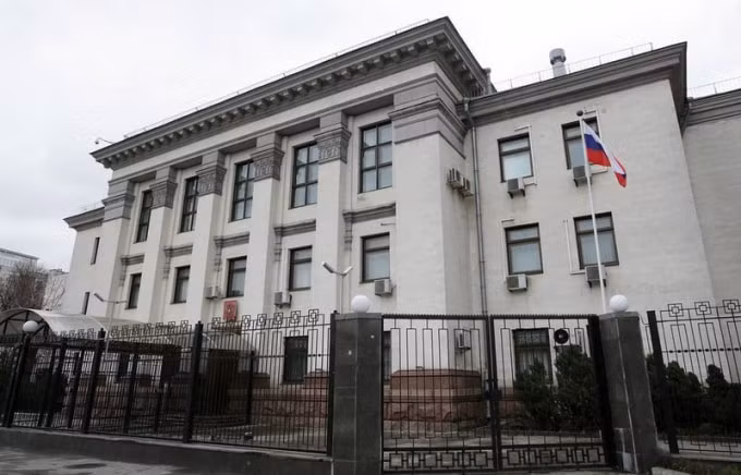 lanh su quan nga o ukraine bi tan cong bom xang hinh 1