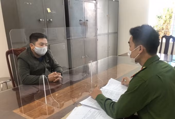 tam giu hinh su 2 doi tuong lap tai khoan facebook ao de lua dao hinh 1