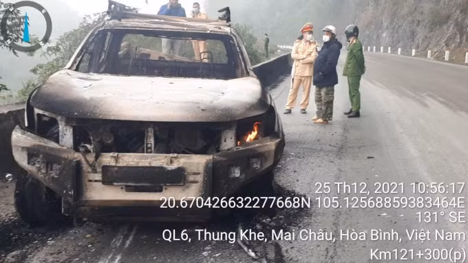 hoa binh xe ban tai boc chay tren quoc lo 6 hinh 1