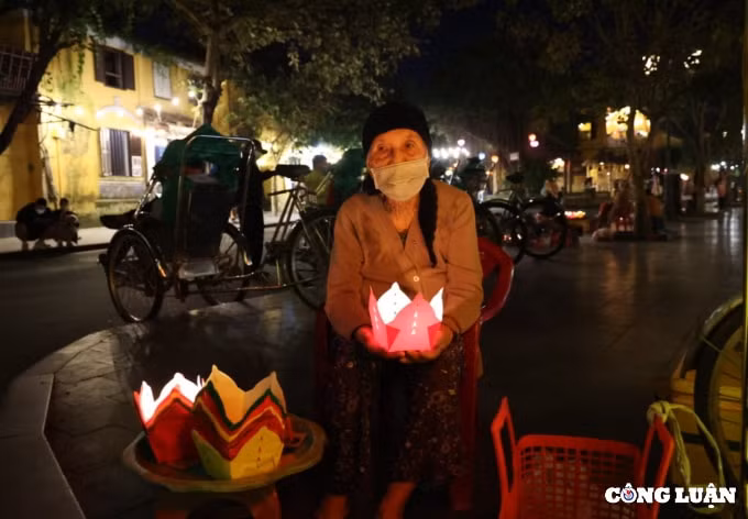 ngam net tho mong ruc sac hoa dang dem giang sinh o pho co hoi an hinh 4