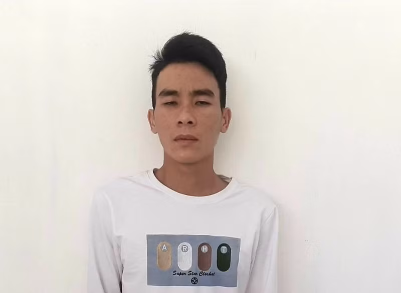bat doi tuong dot nhap tiem cam do trom 71 chiec dien thoai hinh 1