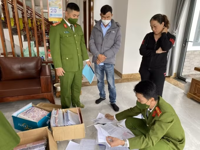 bat them nhan vien cay xang lien quan vu mua ban hoa don hang chuc ty dong hinh 2