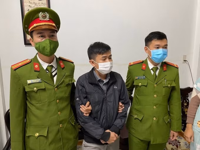 bat them nhan vien cay xang lien quan vu mua ban hoa don hang chuc ty dong hinh 1