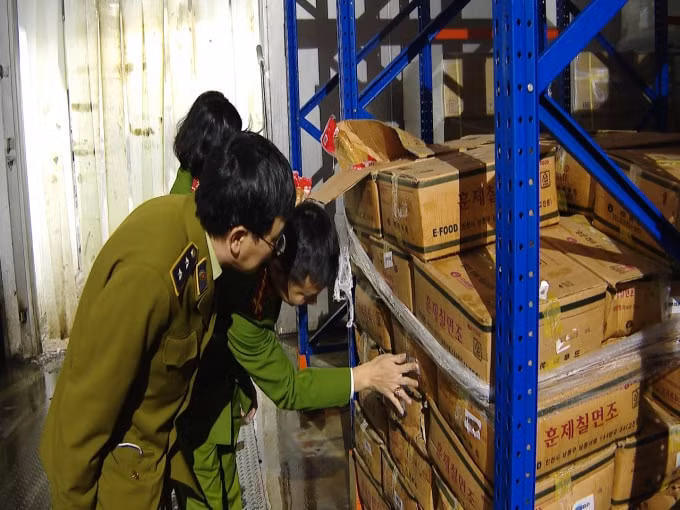 Cơ quan chức năng phát hiện 12/25 tấn đùi gà tây hết hạn sử dụng gần một năm chuẩn bị được 