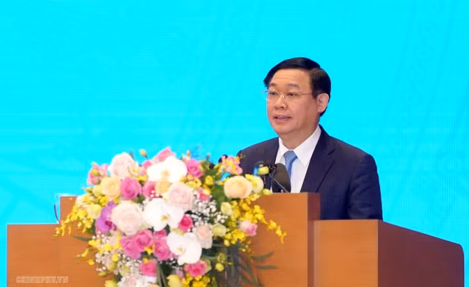 Phó Thủ tướng Vương Đình Huệ phát biểu nêu ra phương châm 10 chữ và 10 giải pháp đột phá khắc phục các vướng mắc hiện nay để đưa kinh tế - xã hội phát triển. Ảnh: VGP