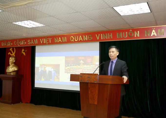 PGS. TS Nguyễn Thành Lợi,&nbsp;Ủy viên Ban Chấp hành HNBVN, Chủ tịch Liên Chi hội Nhà báo Cơ quan Trung ương HNBVN, Tổng Biên tập Tạp chí Người Làm Báo báo cáo nội dung kết quả Hội nghị lần thứ 11 BCH Trung ương Đảng khóa XII. Ảnh: Sơn Hải.