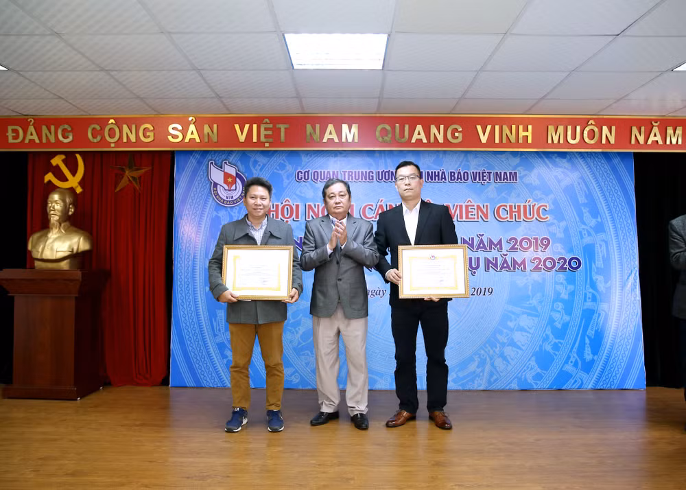 2 đồng chí được nhận Bằng công nhận Chiến sỹ thi đua cấp Hội Nhà báo Việt Nam (cấp Bộ). Ảnh: Sơn Hải