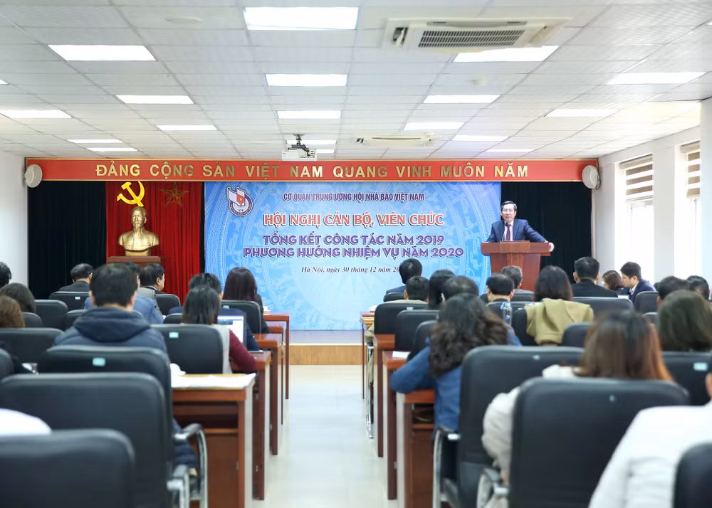 Đồng chí Thuận Hữu, Ủy viên Trung ương Đảng, Tổng Biên tập Báo Nhân Dân, Phó Trưởng ban Tuyên giáo Trung ương, Chủ tịch Hội Nhà báo Việt Nam đánh giá cao những kết quả Cơ quan TƯ Hội Nhà báo Việt Nam đã đạt được trong năm 2019. Ảnh: Sơn Hải
