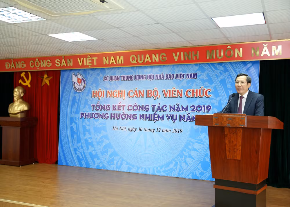 Đồng chí Thuận Hữu, Ủy viên Trung ương Đảng, Tổng Biên tập Báo Nhân Dân, Phó Trưởng ban Tuyên giáo Trung ương, Chủ tịch Hội Nhà báo Việt Nam tới tham dự và phát biểu chỉ đạo tại Hội nghị. Ảnh: Sơn Hải