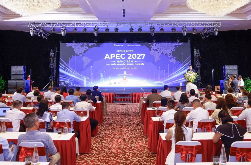Toàn cảnh Hội thảo quốc tế "APEC 2027 - Nâng tầm phát triển văn hóa - du lịch Phú Quốc" do Báo Đại đoàn kết chủ trì, phối hợp với UBND tỉnh An Giang tổ chức tại Đặc khu Phú Quốc sáng 26/6. Ảnh: Quang Vinh.