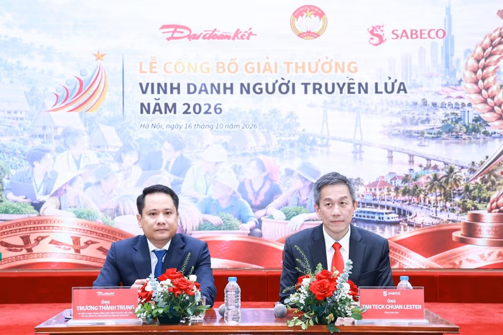 Ông Trương Thành Trung, Ủy viên Ủy ban Trung ương Mặt trận Tổ quốc Việt Nam, Bí thư Đảng ủy, Tổng Biên tập Báo Đại đoàn kết, Trưởng Ban Tổ chức chương trình và ông Lester Tan, Tổng Giám đốc Tổng Công ty Cổ phần Bia – Rượu – Nước giải khát Sài Gòn (SABECO) trao đổi, trả lời câu hỏi của các phóng viên tại Lễ công bố Chương trình “Vinh danh Người truyền lửa” cấp quốc gia năm 2026. Ảnh: Quang Vinh.