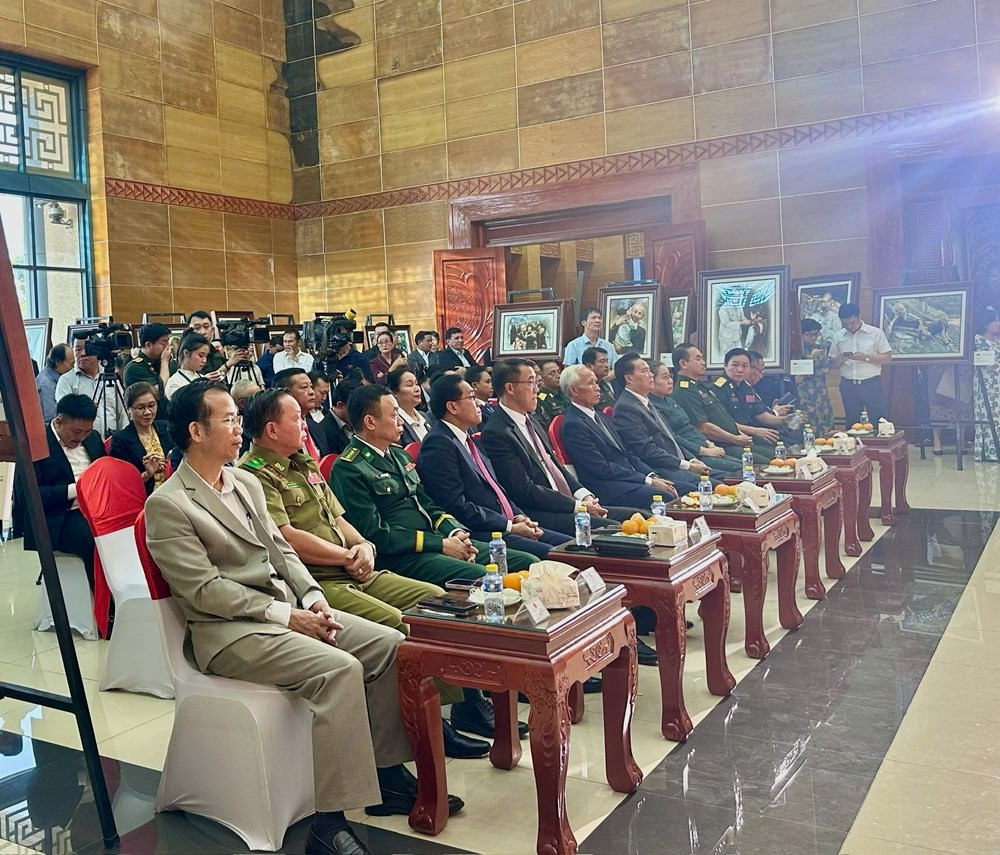 Các đại biểu tham dự lễ khai mạc triển lãm “Hồ Chí Minh – Chân dung một con người”