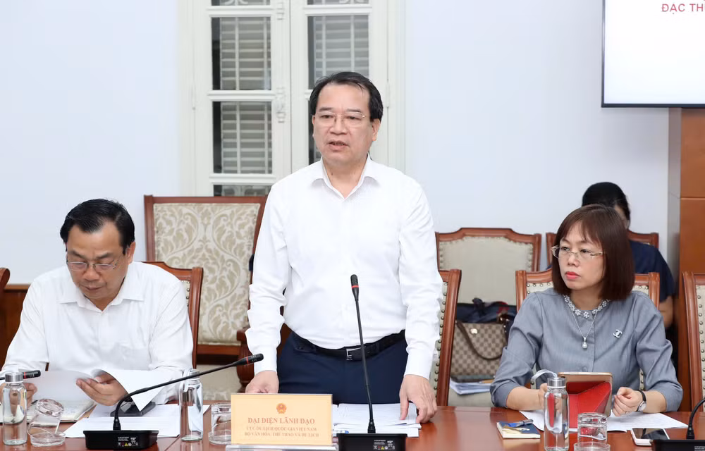 Phó Cục trưởng Cục Du lịch Quốc gia Việt Nam báo cáo dự thảo Nghị quyết