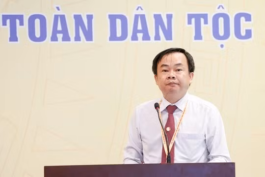 Phó Chủ tịch Ủy ban MTTQ tỉnh An Giang Ngô Phương Vũ trình bày tham luận