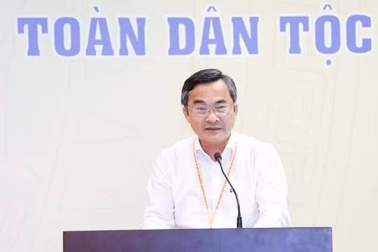 Ông Nguyễn Phi Hùng – Phó Chủ tịch Thường trực Ủy ban MTTQ thành phố Đà Nẵng trình bày tham luận