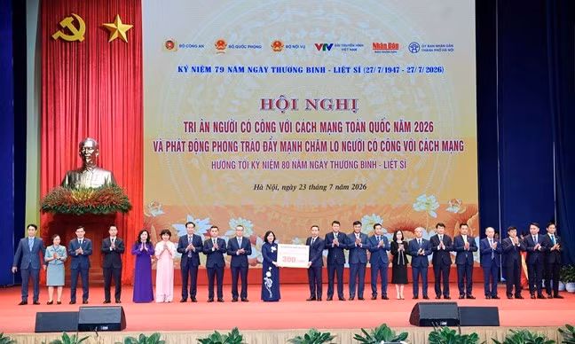 Bà Bùi Thị Minh Hoài, Ủy viên Bộ Chính trị, Bí thư Trung ương Đảng, Chủ tịch Ủy ban Trung ương MTTQ Việt Nam, tiếp nhận ủng hộ từ ngành ngân hàng số tiền 300 tỉ đồng