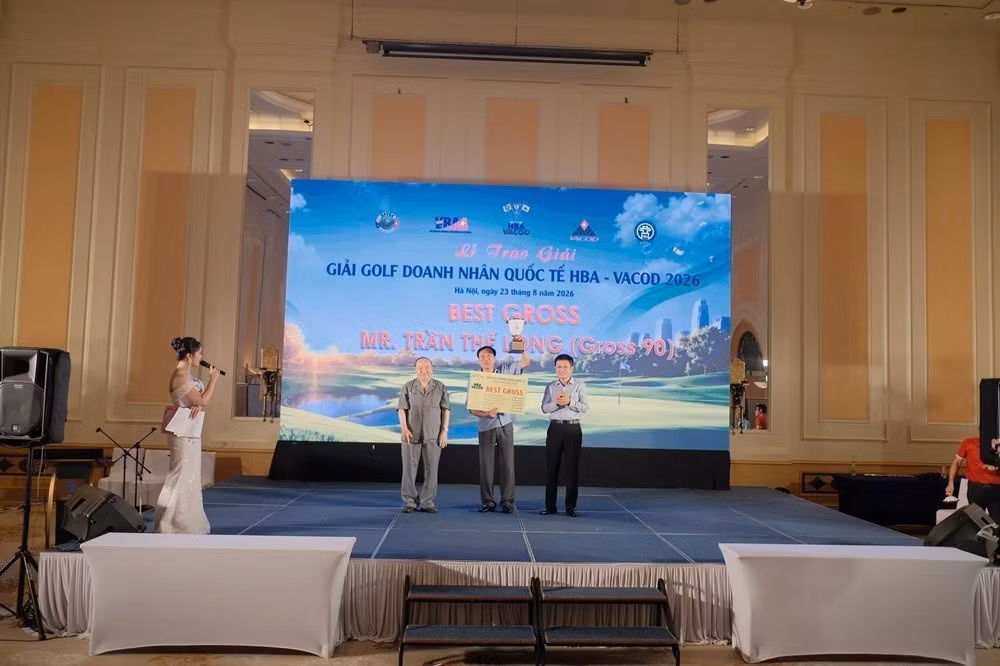 Ông Hồ Sỹ Hùng, Bí thư Đảng ủy, Chủ tịch VCCI và TS. Nguyễn Hồng Sơn Chủ tịch HBA-VACOD, Trưởng ban Tổ chức Giải Golf Doanh nhân Quốc tế HBA – VACOD 2026 đã trao giải và chúc mừng golfer Trần Thế Long.