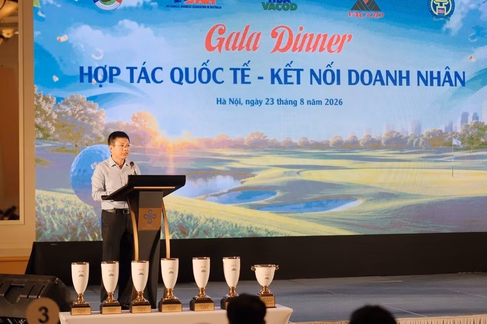 Ông Hồ Sỹ Hùng, Bí thư Đảng ủy, Chủ tịch VCCI phát biểu chúc mừng.