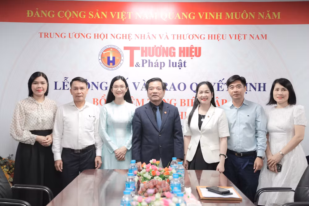 Các đại biểu cùng lãnh đạo Hội Nhà báo Việt Nam, Hội Nghệ nhân và Thương hiệu chúc mừng Tổng biên tập Khổng Thị Nhung