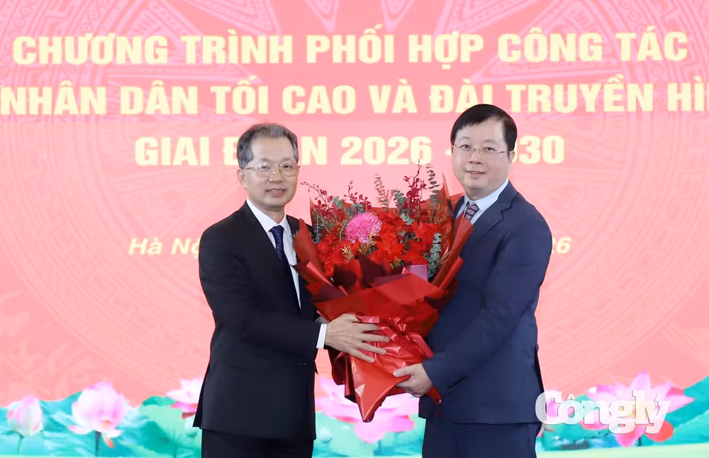 Chánh án Nguyễn Văn Quảng tặng hoa chúc mừng Tổng Giám đốc Đài Truyền hình Việt Nam Nguyễn Thanh Lâm.