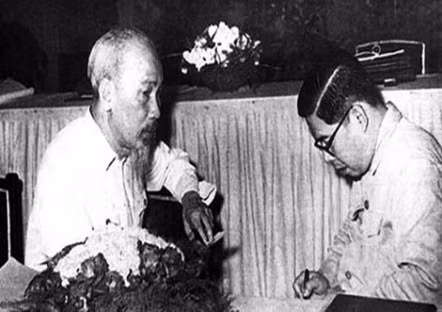 Bác Hồ trò chuyện thân ái bên Giáo sư, Viện sĩ Trần Đại Nghĩa. Ảnh: Tư liệu.