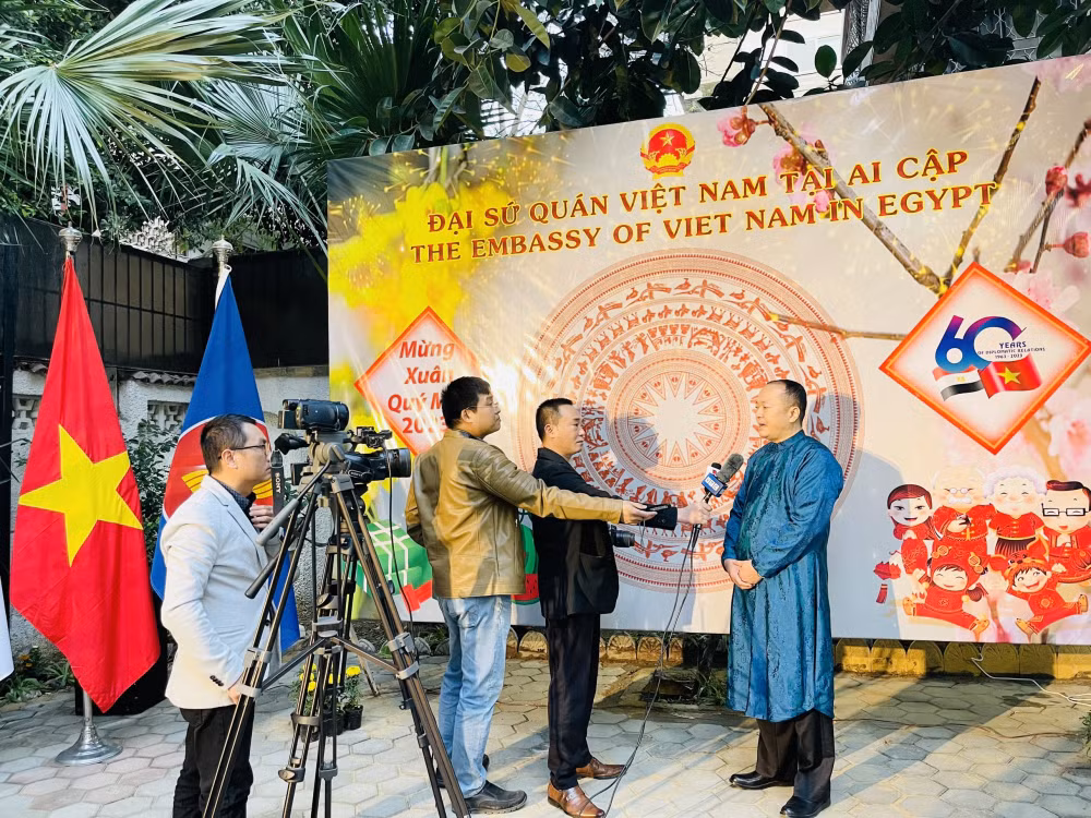 phong vien thuong tru va tet viet tren manh dat kim tu thap hinh 1