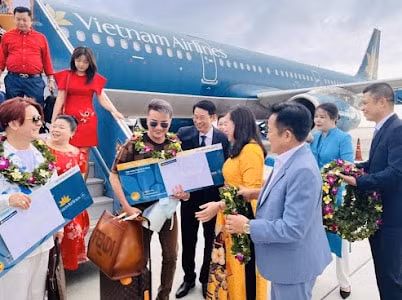 vietnam airlines phoi hop cung cac tinh thanh to chuc chuyen bay xong dat nam giap thin hinh 3