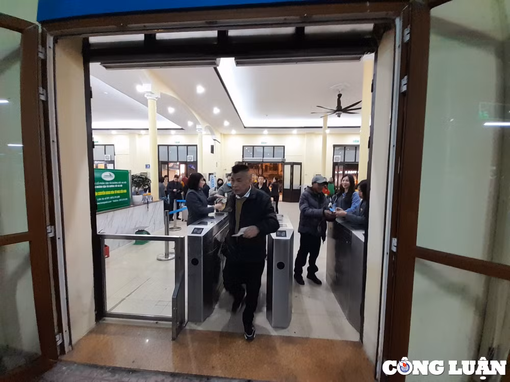 han hoan chuyen tau cuoi nam quy mao 2023 roi ga ha noi hinh 4