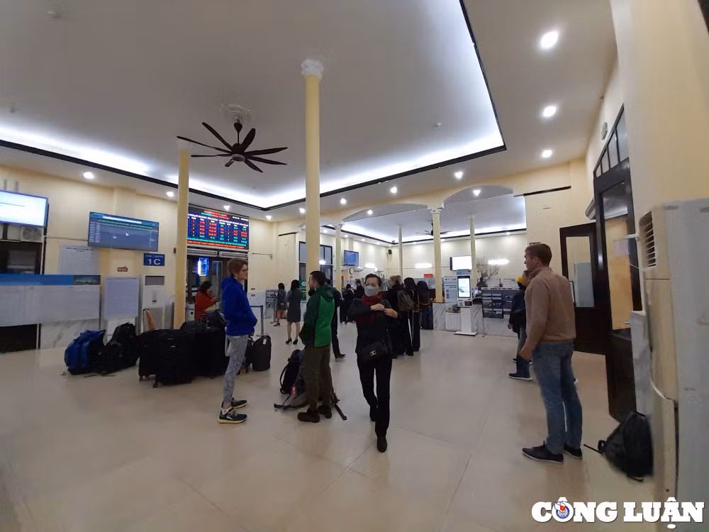 han hoan chuyen tau cuoi nam quy mao 2023 roi ga ha noi hinh 2