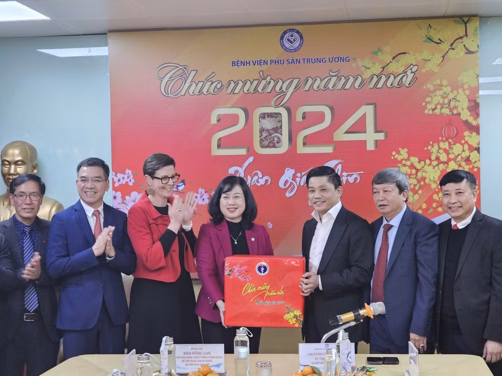 bo truong dao hong lan chuc tet cac be so sinh trong thoi khac giao thua hinh 2
