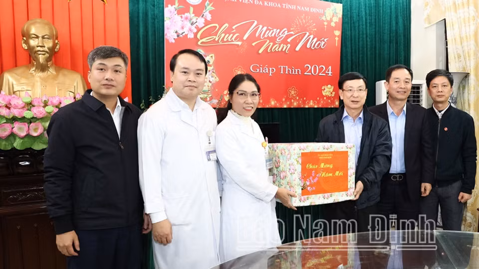 lanh dao tinh nam dinh tham chuc tet cac don vi lam nhiem vu dem giao thua hinh 4