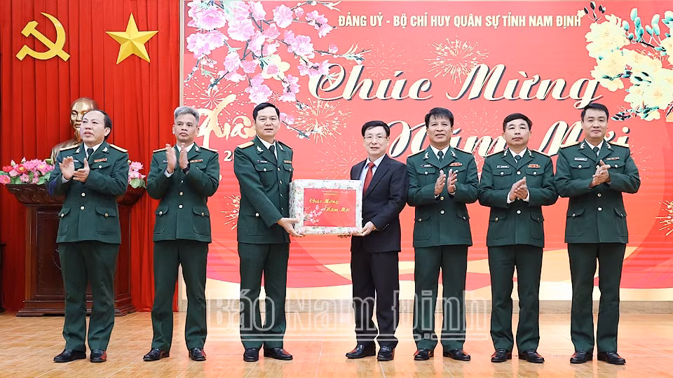 lanh dao tinh nam dinh tham chuc tet cac don vi lam nhiem vu dem giao thua hinh 3