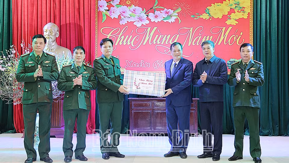 lanh dao tinh nam dinh tham chuc tet cac don vi lam nhiem vu dem giao thua hinh 6