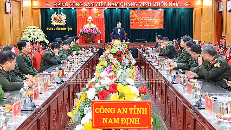 lanh dao tinh nam dinh tham chuc tet cac don vi lam nhiem vu dem giao thua hinh 1
