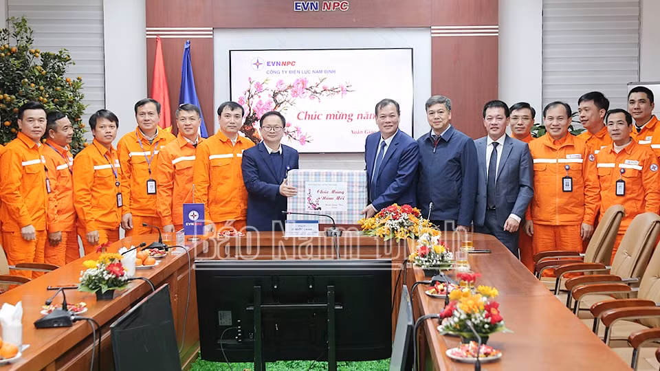 lanh dao tinh nam dinh tham chuc tet cac don vi lam nhiem vu dem giao thua hinh 7