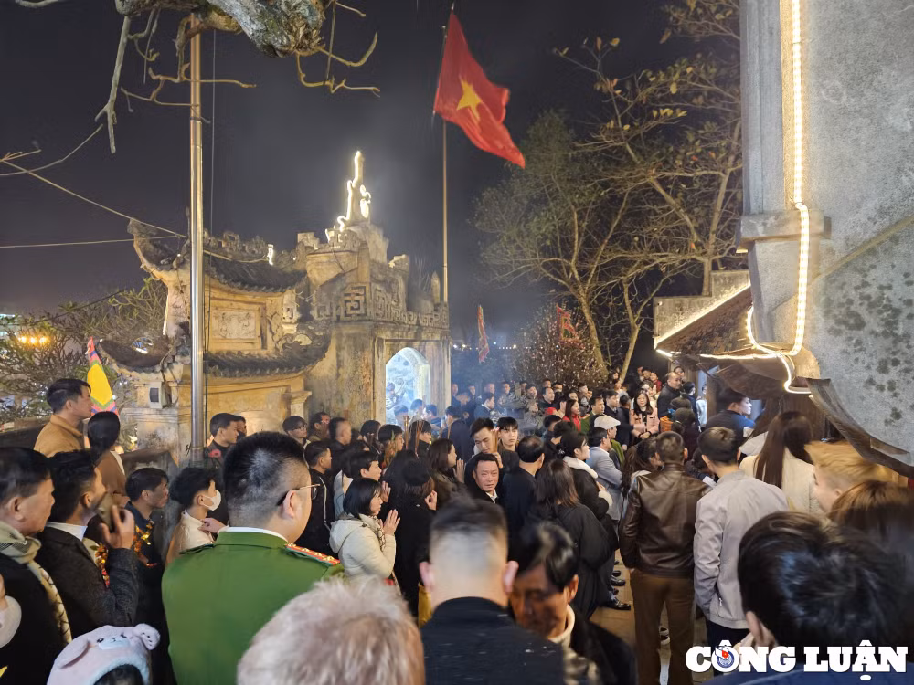 hang ngan nguoi dan pho bien ghe den doc cuoc dem giao thua hinh 1