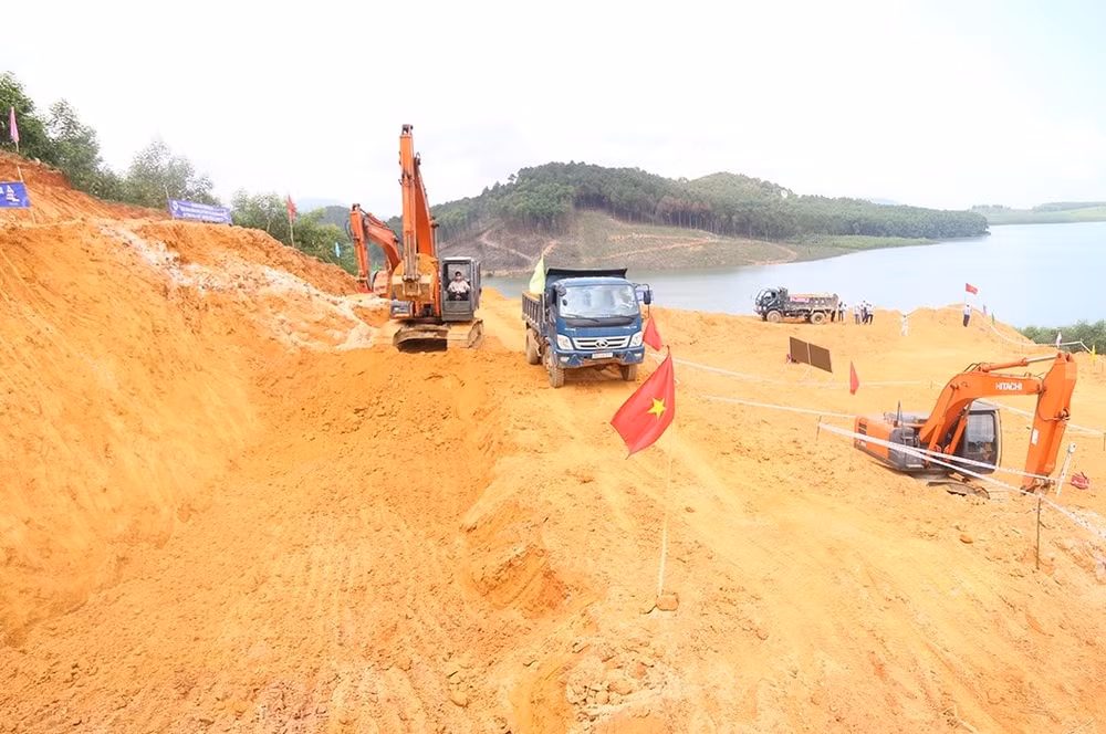 pho thu tuong tran hong ha kiem tra tien do du an duong day 500kv qua ha tinh hinh 1