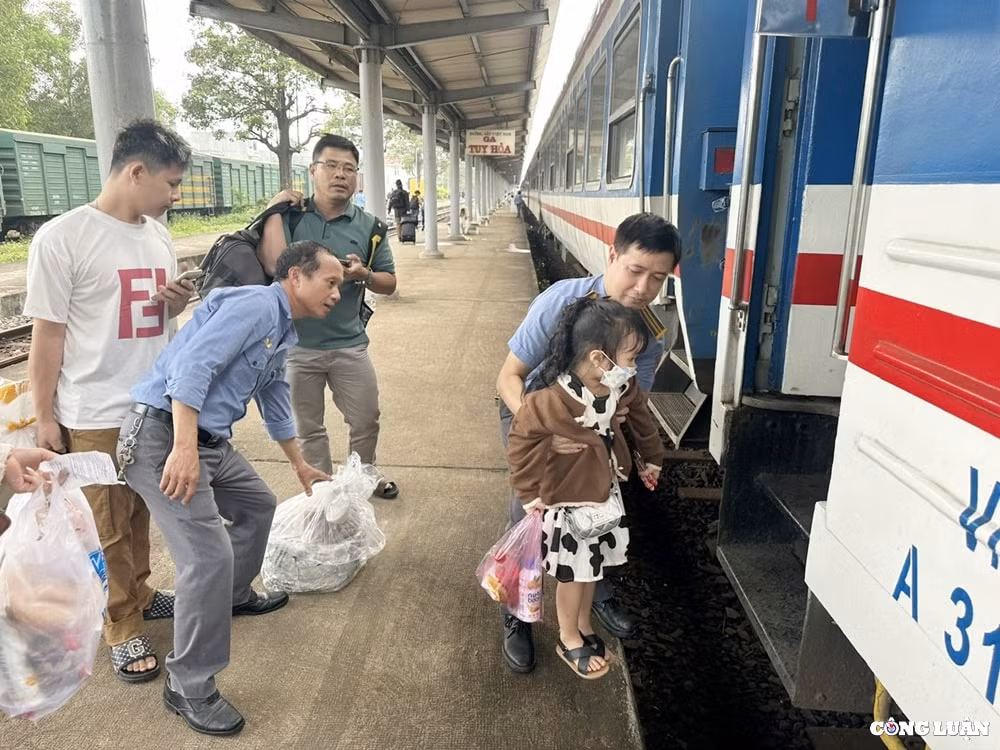 nhung nhan vien duong sat lang le phuc vu hanh khach dip tet hinh 1