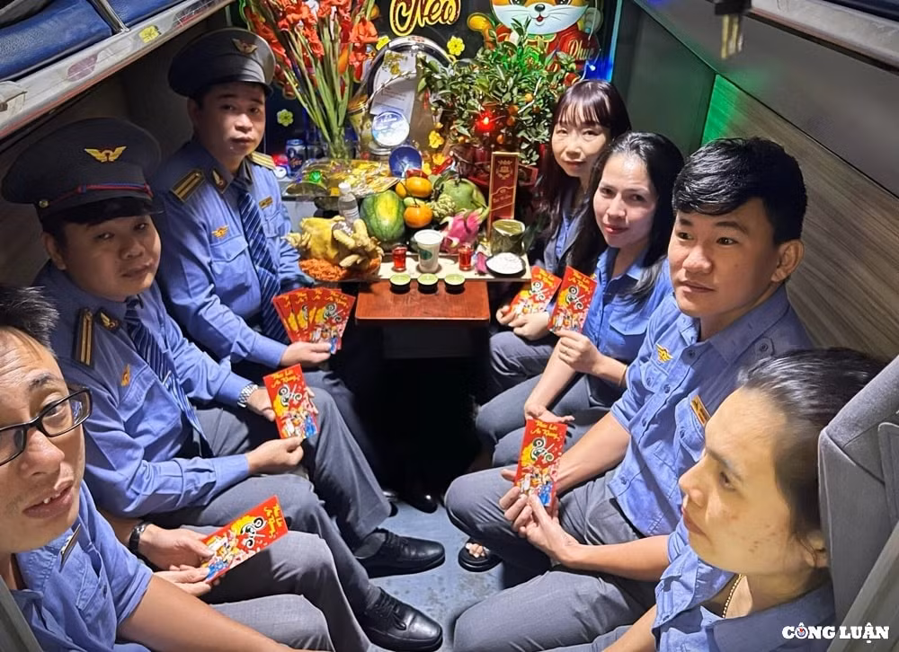 nhung nhan vien duong sat lang le phuc vu hanh khach dip tet hinh 4