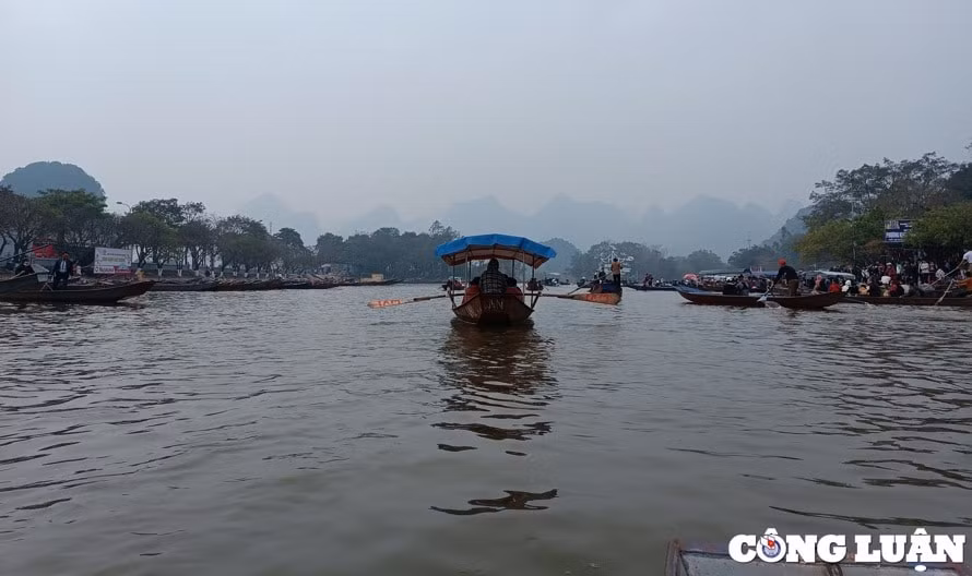 hon 2 van luot khach tham quan di le chua huong hinh 1