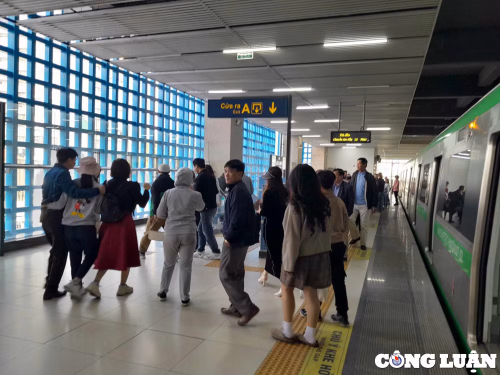 dong dao nguoi dan lua chon tau dien cat linh ha dong du xuan hinh 10