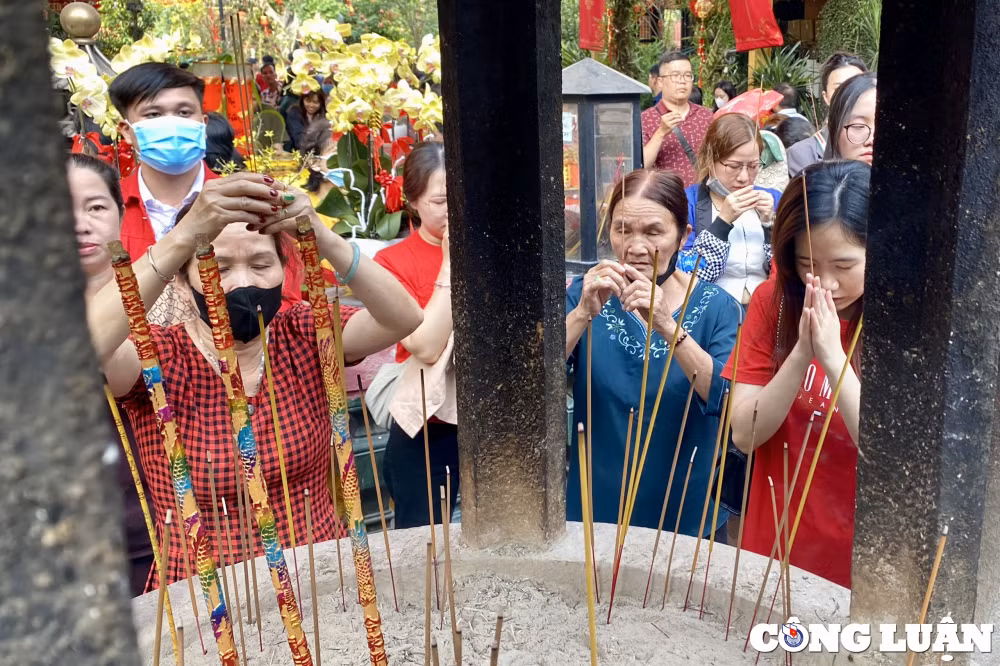 nguoi dan tp hcm tap nap le chua cau nam moi binh an hinh 1