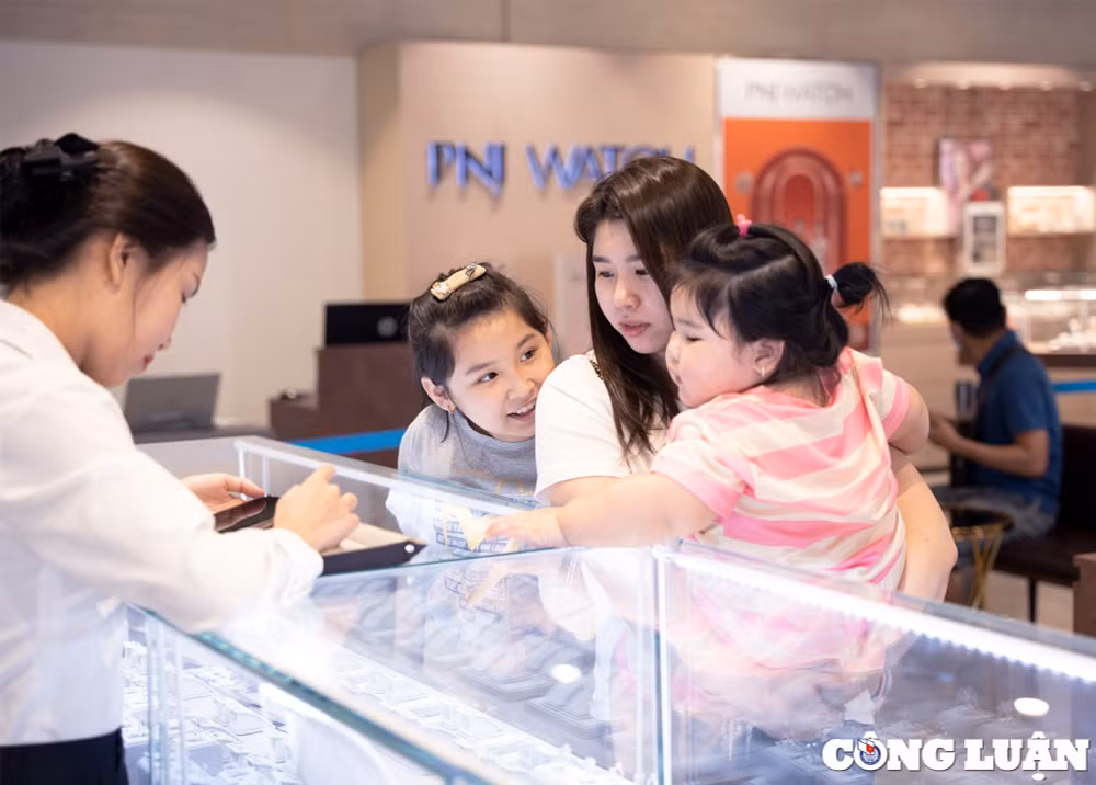 tp hcm nguoi dan mua vang cuong nhiet hon ha noi trong ngay via than tai hinh 10