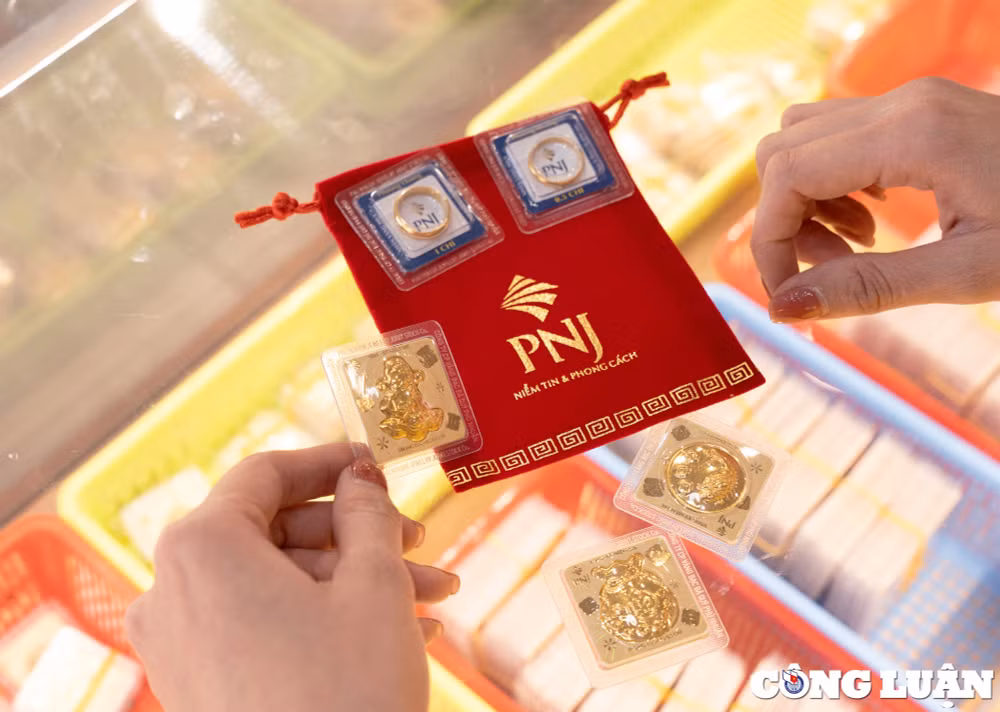 tp hcm nguoi dan mua vang cuong nhiet hon ha noi trong ngay via than tai hinh 4