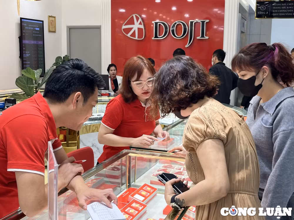 ngay via than tai noi xep hang dai cho mua vang noi vang ve hinh 12